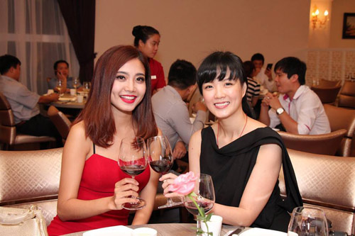 Hoa hậu Phạm Hương tham dự khai trương Dim Tu Tac - 8