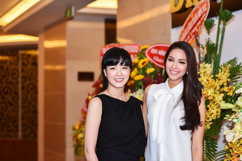 Hoa hậu Phạm Hương tham dự khai trương Dim Tu Tac - 1