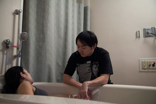 Bộ ảnh đẻ thường dưới nước nhẹ như không của mẹ Nhật - 7