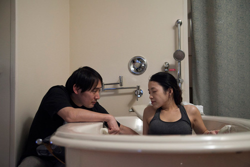 Bộ ảnh đẻ thường dưới nước nhẹ như không của mẹ Nhật - 6