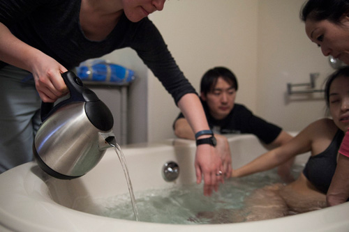 Bộ ảnh đẻ thường dưới nước nhẹ như không của mẹ Nhật - 5