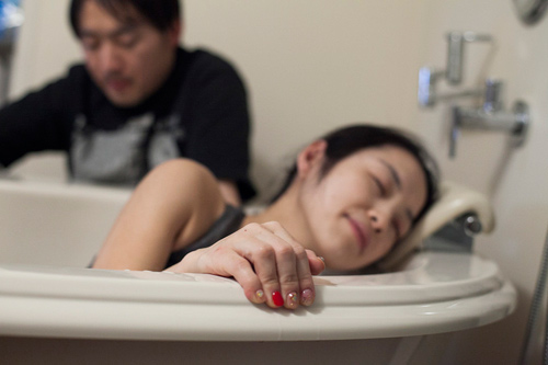 Bộ ảnh đẻ thường dưới nước nhẹ như không của mẹ Nhật - 4