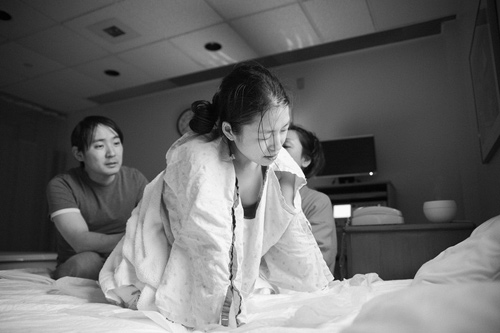 Bộ ảnh đẻ thường dưới nước nhẹ như không của mẹ Nhật - 1