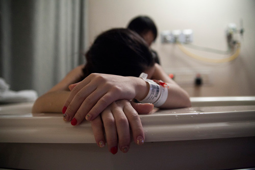 Bộ ảnh đẻ thường dưới nước nhẹ như không của mẹ Nhật - 8