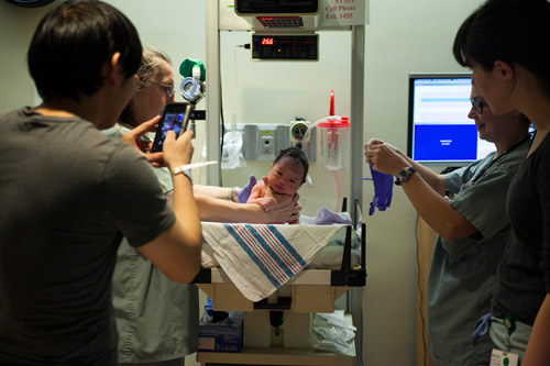 Bộ ảnh đẻ thường dưới nước nhẹ như không của mẹ Nhật - 15