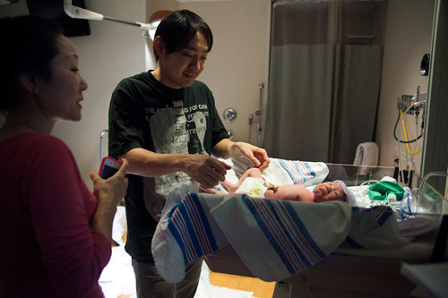 Bộ ảnh đẻ thường dưới nước nhẹ như không của mẹ Nhật - 12