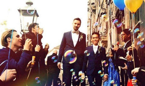 Cặp đôi đồng tính đũa lệch bất ngờ kết hôn - 15