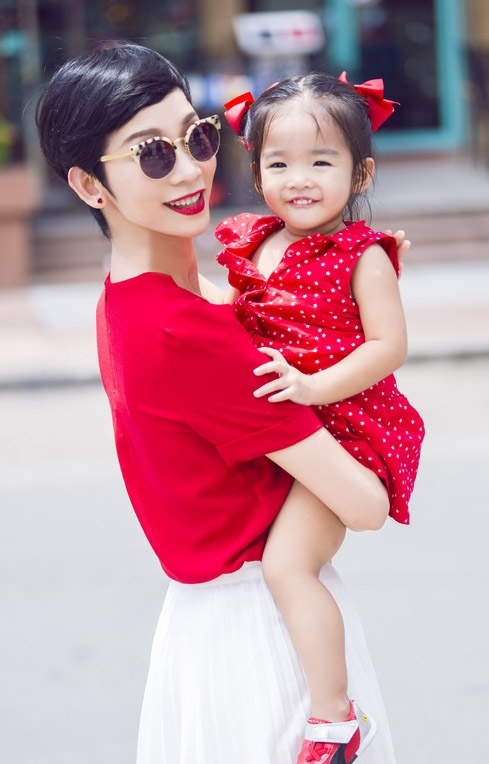 Thời trang đôi hút mắt của cặp mẹ con nổi nhất nhì Vbiz - 1