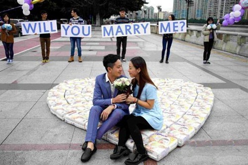Bạn gái có thai, chàng trai cầu hôn bằng 4500 chiếc tã - 1
