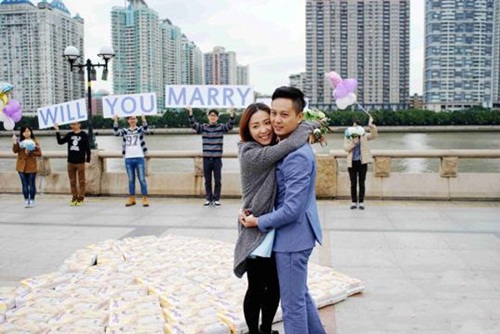 Bạn gái có thai, chàng trai cầu hôn bằng 4500 chiếc tã - 2