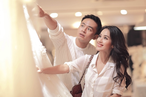 Văn Anh xúc động khi Tú Vi mặc thử váy cưới - 1