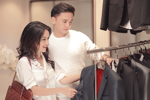 Văn Anh xúc động khi Tú Vi mặc thử váy cưới - 2