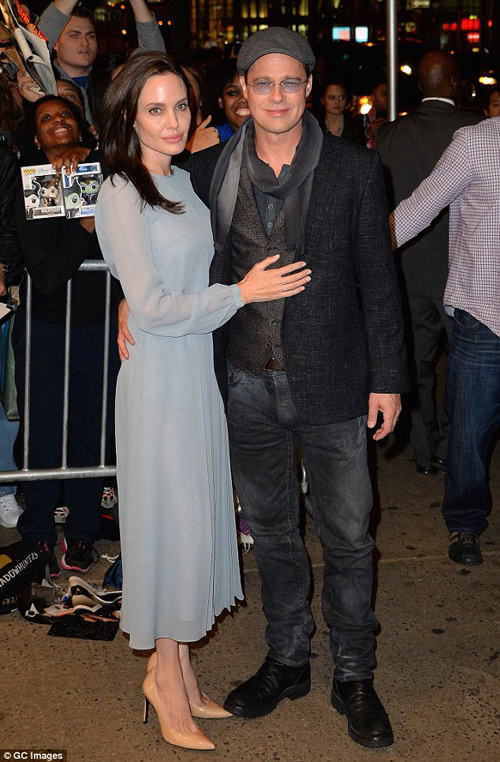 Brad Pitt quot;tháp tùngquot; Angelina Jolie đi họp báo - 1