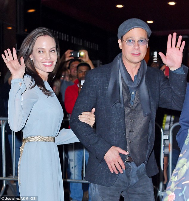 Brad Pitt quot;tháp tùngquot; Angelina Jolie đi họp báo - 3
