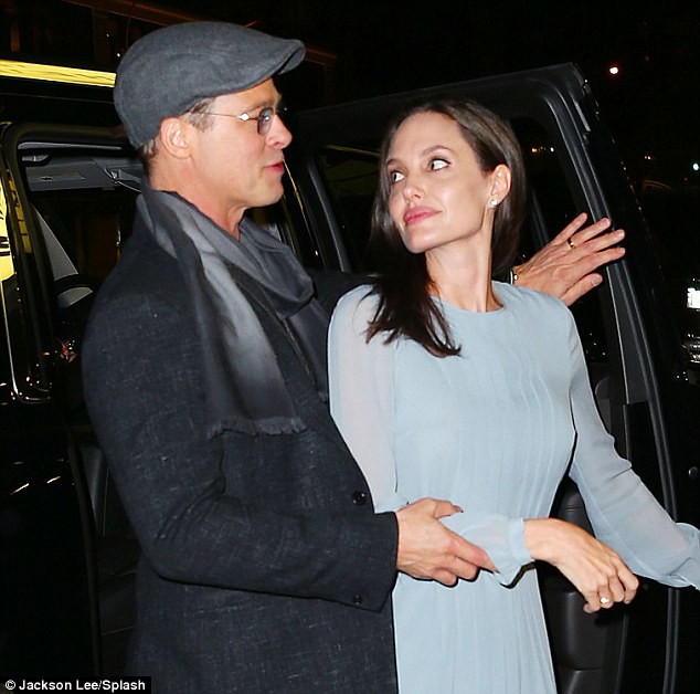 Brad Pitt quot;tháp tùngquot; Angelina Jolie đi họp báo - 4