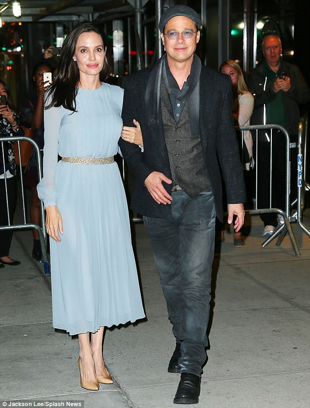 Brad Pitt quot;tháp tùngquot; Angelina Jolie đi họp báo - 2