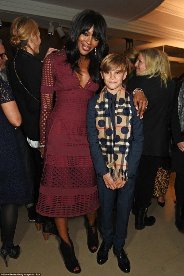 Brad Pitt quot;tháp tùngquot; Angelina Jolie đi họp báo - 10