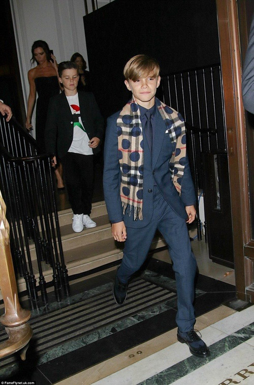 Brad Pitt quot;tháp tùngquot; Angelina Jolie đi họp báo - 11