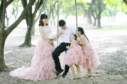 Bộ ảnh đẹp như cổ tích của gia đình quot;Nhà có 3 cô gáiquot; - 1