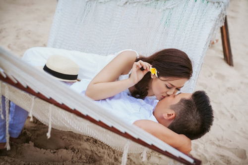 Tình yêu 6 năm của cô gái luôn phải về trước 9h tối - 8