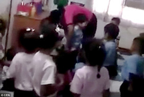 Venezuela: Giáo viên mầm non dùng kim tiêm để phạt học sinh - 2