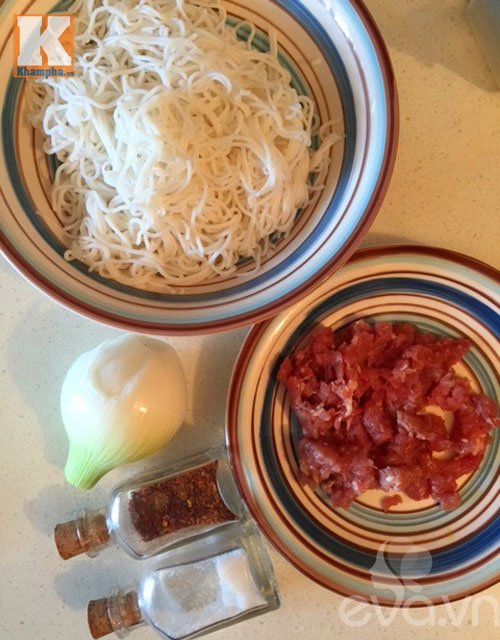 Bún xào thịt cay cho bữa sáng nhanh gọn và lạ miệng - 1