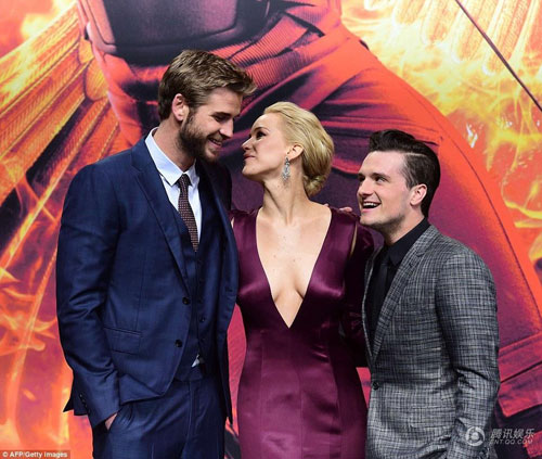 Robert Pattinson bực khi bạn gái quot;quấn quýtquot; bên vũ công nam - 14