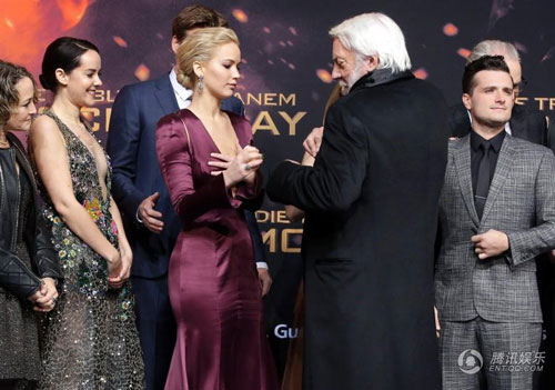 Robert Pattinson bực khi bạn gái quot;quấn quýtquot; bên vũ công nam - 11