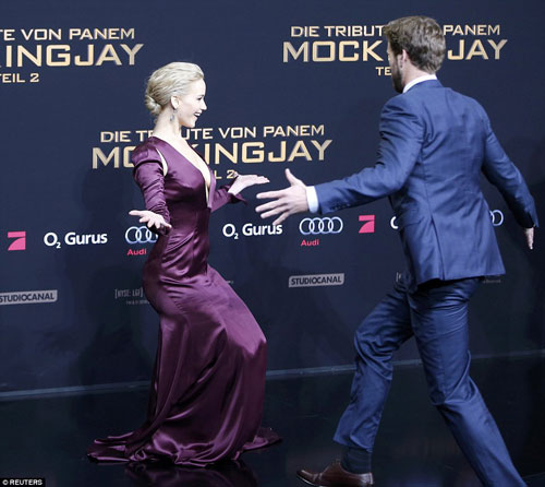 Robert Pattinson bực khi bạn gái quot;quấn quýtquot; bên vũ công nam - 15