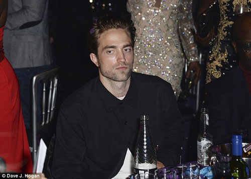Robert Pattinson bực khi bạn gái quot;quấn quýtquot; bên vũ công nam - 4
