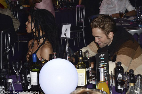Robert Pattinson bực khi bạn gái quot;quấn quýtquot; bên vũ công nam - 5