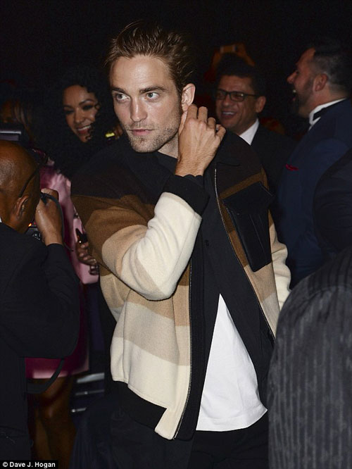 Robert Pattinson bực khi bạn gái quot;quấn quýtquot; bên vũ công nam - 8