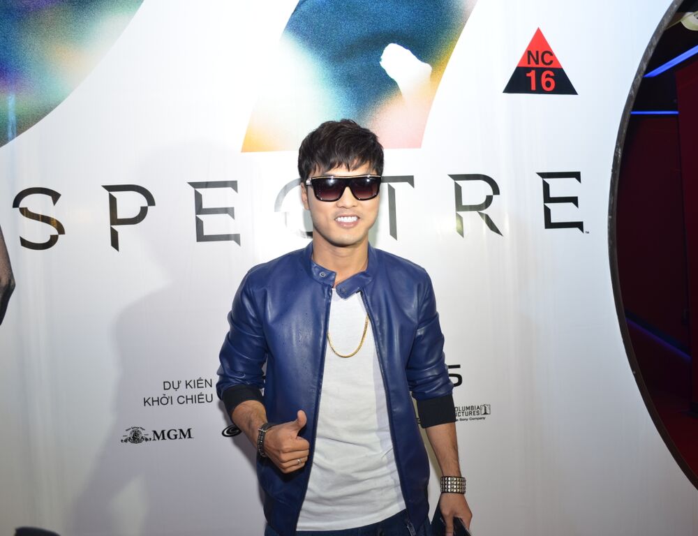 Vợ chồng Jennifer Phạm rủ nhau đi xem James Bond - 6