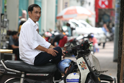 Sắc trắng tỏa sáng bất ngờ trên từng góc phố - 1