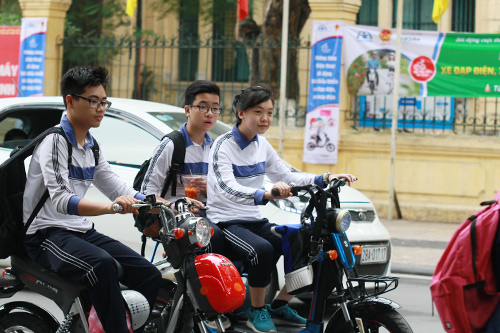 Học sinh Thủ đô đầu trần đi xe máy, xe đạp điện - 3