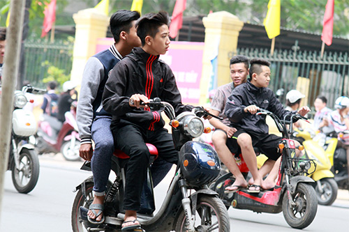 Học sinh Thủ đô đầu trần đi xe máy, xe đạp điện - 2