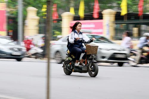 Học sinh Thủ đô đầu trần đi xe máy, xe đạp điện - 9
