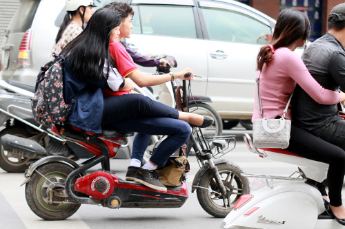 Học sinh Thủ đô đầu trần đi xe máy, xe đạp điện - 12