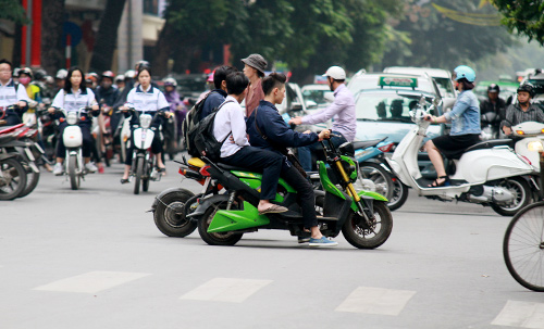Học sinh Thủ đô đầu trần đi xe máy, xe đạp điện - 5