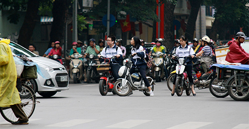 Học sinh Thủ đô đầu trần đi xe máy, xe đạp điện - 1