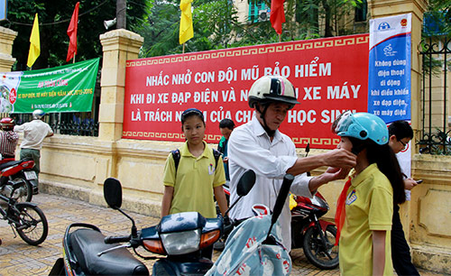 Học sinh Thủ đô đầu trần đi xe máy, xe đạp điện - 15