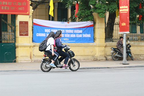 Học sinh Thủ đô đầu trần đi xe máy, xe đạp điện - 10