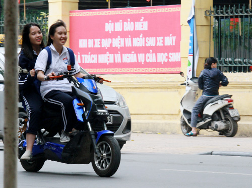 Học sinh Thủ đô đầu trần đi xe máy, xe đạp điện - 11