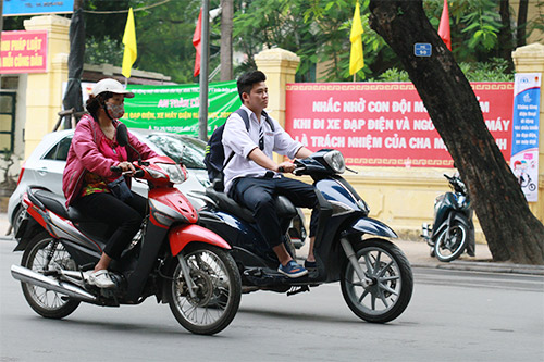 Học sinh Thủ đô đầu trần đi xe máy, xe đạp điện - 6