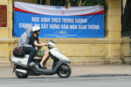 Học sinh Thủ đô đầu trần đi xe máy, xe đạp điện - 14