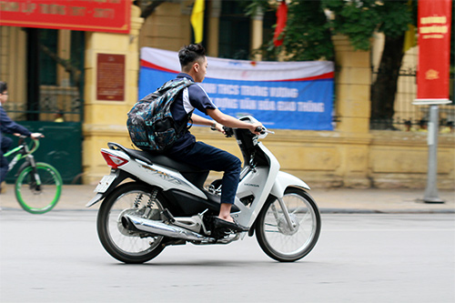 Học sinh Thủ đô đầu trần đi xe máy, xe đạp điện - 8
