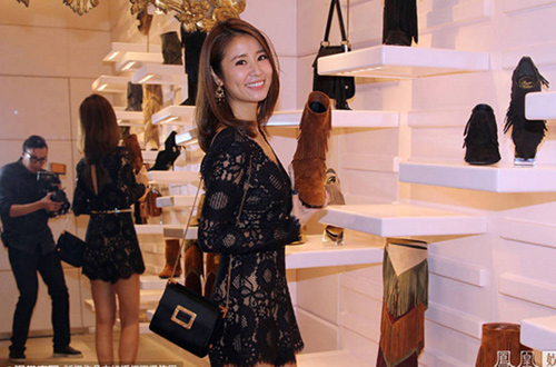 Lâm Tâm Như gây bất ngờ khi diện đầm ren xuyên thấu - 1