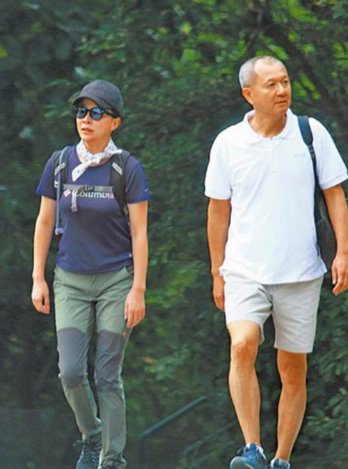 Lâm Tâm Như gây bất ngờ khi diện đầm ren xuyên thấu - 9