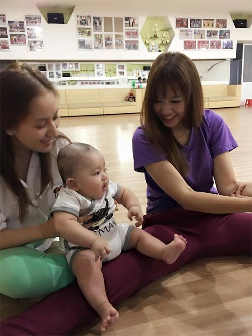 Hari Won quot;tập xoạcquot; cùng con trai Khánh Thi - 1