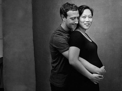 Ông chủ Facebook khoe ảnh tình cảm bên vợ bầu - 1